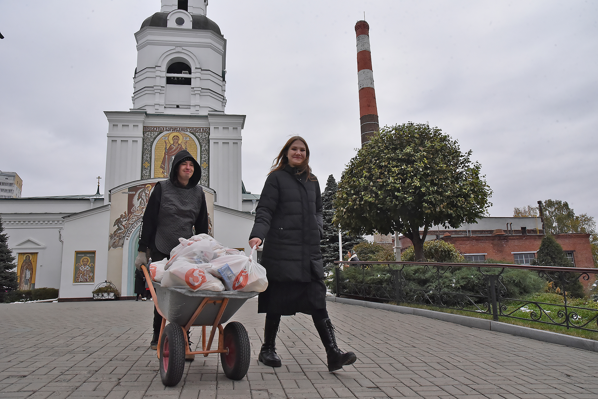 Мамы Екатеринбурга накормили обедом нуждающихся - «Уральский рабочий»